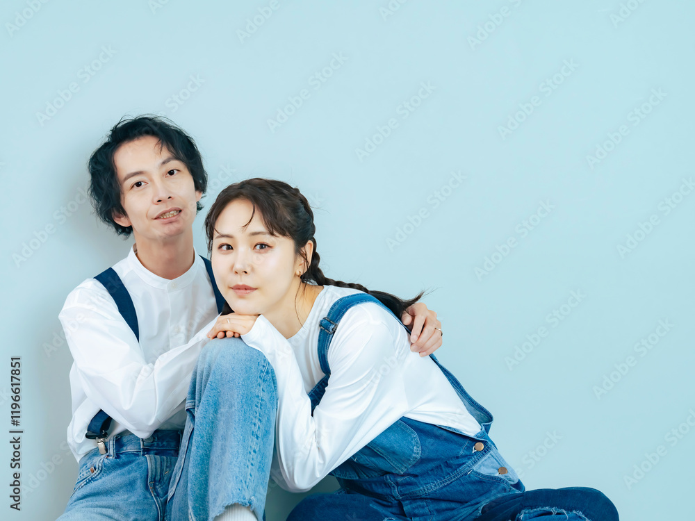 Aufkleber カップル、カジュアル、おしゃれ、ファッション、デニム、ジーンズ、アパレル、笑顔、モデル、かっこいい、ポートレート、カップルフォト、ウェディング、ブライダル、結婚、婚活、マッチング、かわいい、美容、ビューティー、男性、女性、日本人、コピースペース、広告、ウエディング、夫婦、男女、清潔感、シンプル、キレイめ、幸せ、二人、恋人、若い、アメリカン、ウエスタン、ブルー、カントリー、結婚式、前撮り、ペア、フォ