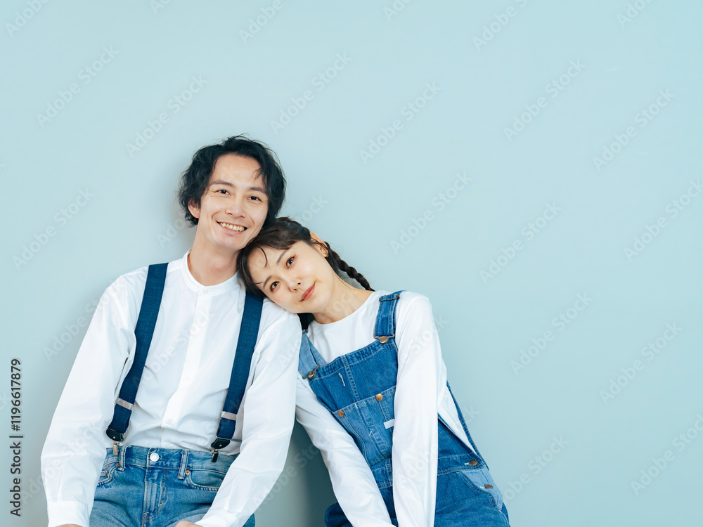 Aufkleber カップル、カジュアル、おしゃれ、ファッション、デニム、ジーンズ、アパレル、笑顔、モデル、かっこいい、ポートレート、カップルフォト、ウェディング、ブライダル、結婚、婚活、マッチング、かわいい、美容、ビューティー、男性、女性、日本人、コピースペース、広告、ウエディング、夫婦、男女、清潔感、シンプル、キレイめ、幸せ、二人、恋人、若い、アメリカン、ウエスタン、ブルー、カントリー、ノームコア、結婚式、前撮り