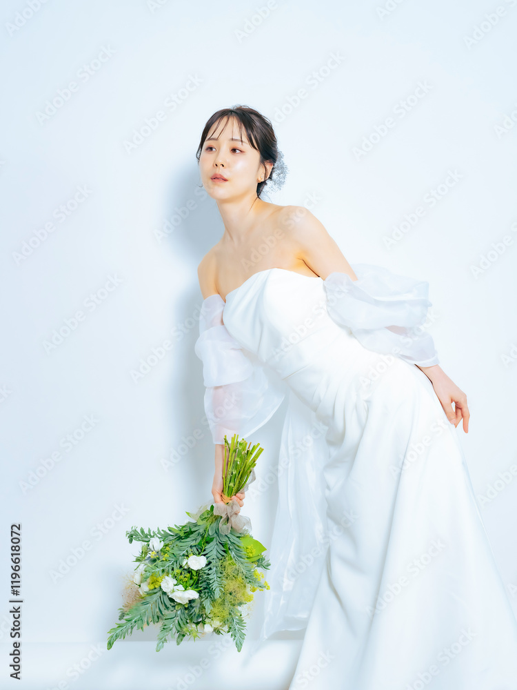 Aufkleber ブライダル、女性、花嫁、自撮り、新婦、ウェディング、ドレス、ソロ、一人、フォト、ブーケ、新婚、写真、セルフ、前撮り、美人、美容、スキンケア、コスメ、化粧品、ビューティー、フラワーアレンジメント、花束、ウエディング、結婚、婚活、結婚式、コピースペース、白バック、広告、ヘアメイク、メイク、ナチュラル、シンプル、オフショルダー、ファッション、お洒落、透明感、若い、20代、30代、美しい、魅力的、日本人、