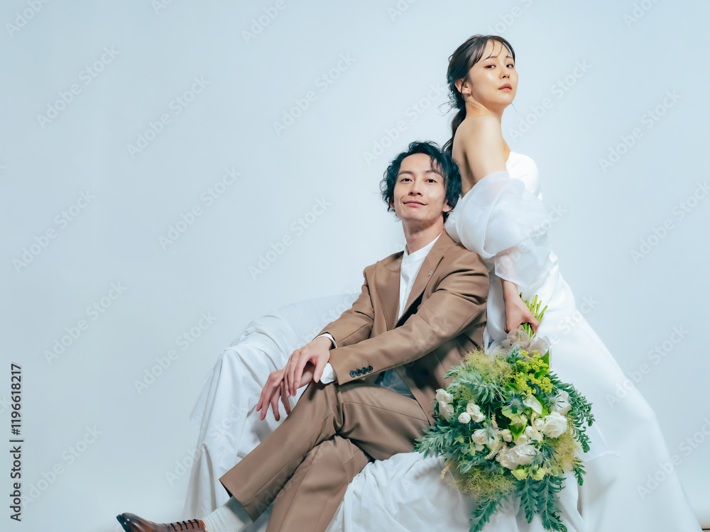 Fototapete ブライダル、結婚、ウエディング、新婦、新郎、ウェディング、ポートレート、前撮り、かっこいい、クール、婚活、結婚式、ウェディングドレス、ブーケ、婚礼、フォト、スタジオ、写真館、座る、フォーマル、花束、パートナー、チームワーク、支える、サポート、お洒落、ファッション、ドレス、美容、モデル、スーツ、タキシード、美男美女、男性、女性、花嫁、花婿、カップル、日本人、シリアス、若い、新婚、20代、30代、白バ