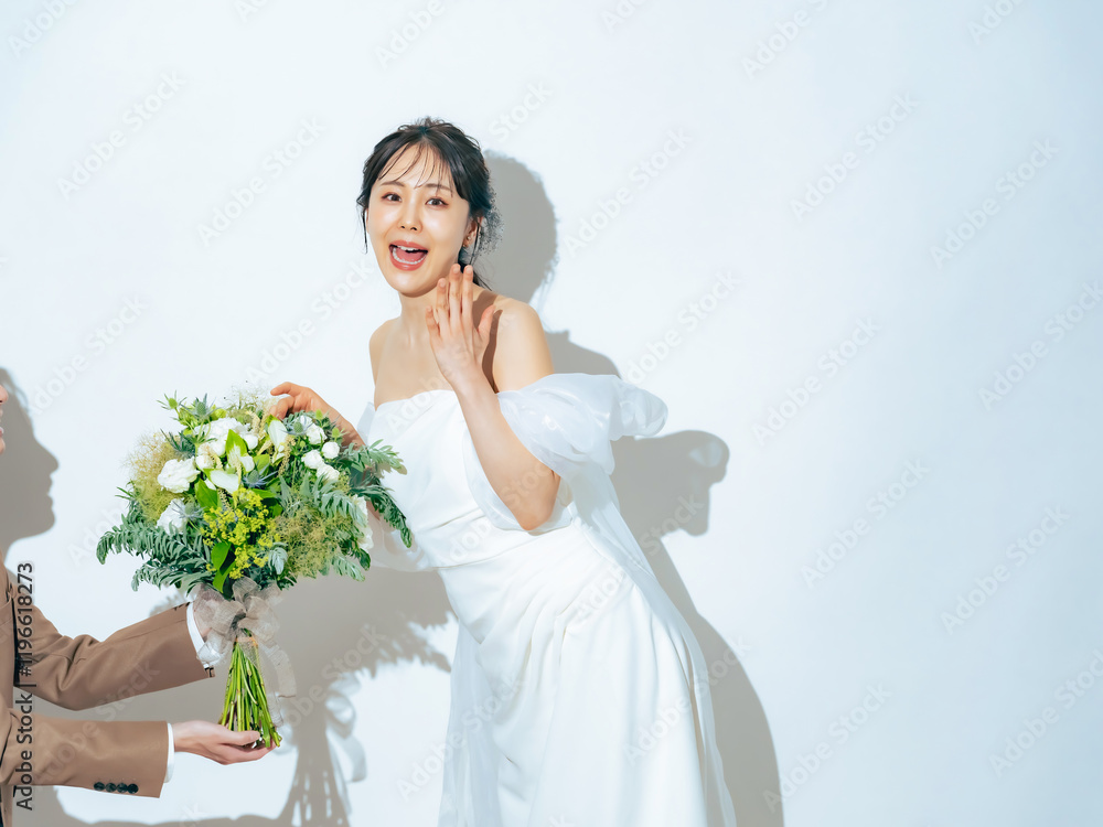 Poster ウェディング、花嫁、新婦、女性、自撮り、ウエディング、ブライダル、プロポーズ、婚活、ブーケ、驚く、びっくり、憧れ、ドレス、婚約、告白、日本人、ジューンブライド、笑顔、ハッピー、幸せ、シンプル、カジュアル、セルフ、写真館、フォトスタジオ、コピースペース、広告、白バック、ファッション、おしゃれ、オフショルダー、渡す、プレゼント、サプライズ、カップル、フォト、前撮り、照れる、結婚式、花束、結婚、若い、3