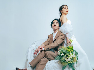 ブライダル、結婚、ウエディング、新婦、新郎、ウェディング、ポートレート、前撮り、かっこいい、クール、婚活、結婚式、ウェディングドレス、ブーケ、婚礼、フォト、スタジオ、写真館、座る、フォーマル、花束、パートナー、チームワーク、支える、サポート、お洒落、ファッション、ドレス、美容、モデル、スーツ、タキシード、美男美女、男性、女性、花嫁、花婿、カップル、日本人、シリアス、若い、新婚、20代、30代、白バ
