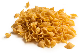 Conchiglie rigate, tipico formato di pasta italiana, isolato su fondo bianco 