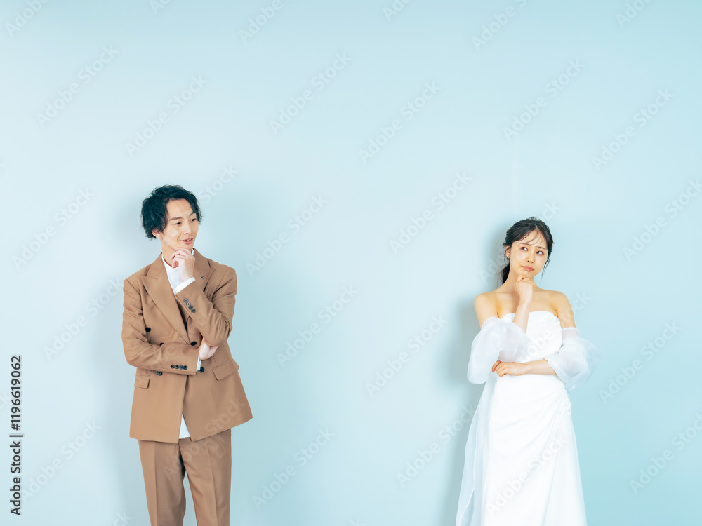 Fototapete カップル、ウェディング、新郎、新婦、悩む、ブライダル、不安、ブライダルフォト、ウェディングフォト、前撮り、不満、ドレス、ウエディング、スタジオ、ハッピー、日本人、結婚、婚活、結婚式、甘える、甘い、幸せ、若い、20代、30代、ジューンブライド、白バック、広告、コピースペース、タキシード、セルフ、男性、女性、男女、花嫁、愛情、ポートレート、仲良し、パートナー、マッチング、悩み、困る、疑問、マリッジブル