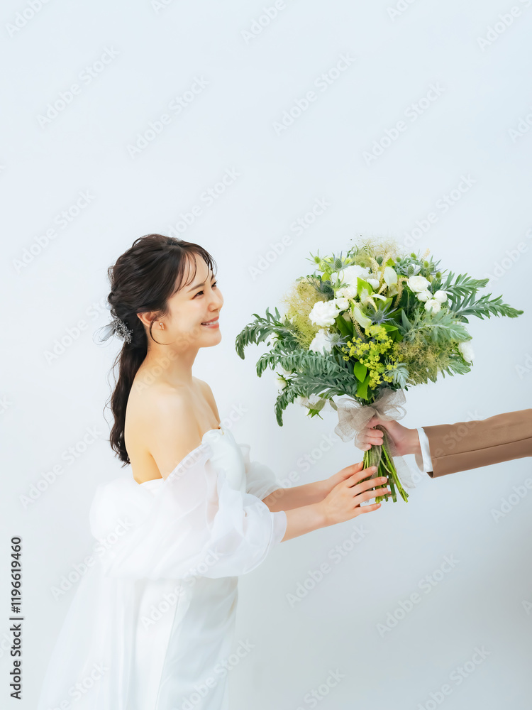 Aufkleber ウェディング、花嫁、新婦、女性、自撮り、ブライダル、プロポーズ、婚活、ブーケ、驚く、びっくり、ドレス、婚約、告白、日本人、ジューンブライド、笑顔、ハッピー、幸せ、シンプル、カジュアル、セルフ、写真館、フォトスタジオ、コピースペース、広告、白バック、ファッション、おしゃれ、オフショルダー、渡す、プレゼント、サプライズ、カップル、フォト、前撮り、照れる、結婚式、花束、結婚、ウエディング、若い、30代、