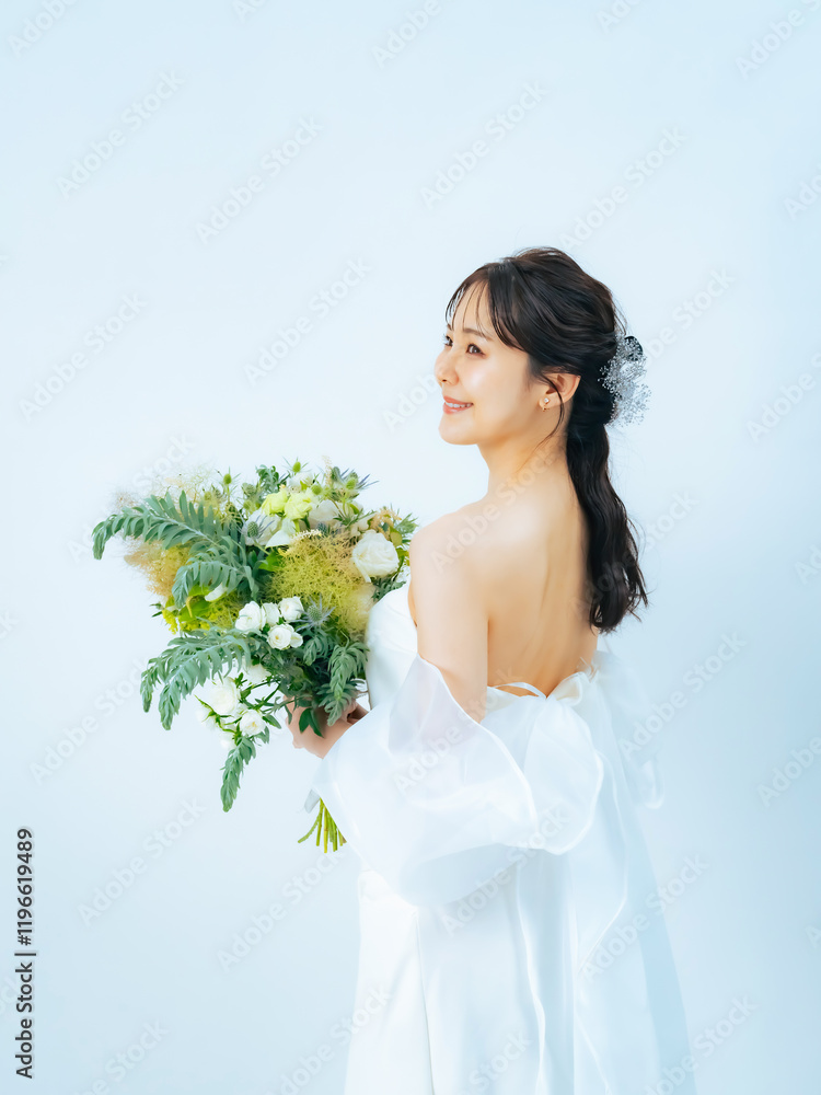 Aufkleber ブライダル、ウェディング、女性、花嫁、ブーケ、新婦、ドレス、ソロ、一人、フォト、新婚、写真、セルフ、自撮り、前撮り、美人、美容、スキンケア、コスメ、化粧品、ビューティー、フラワーアレンジメント、花束、ウエディング、結婚、婚活、結婚式、コピースペース、白バック、広告、ヘアメイク、メイク、ナチュラル、シンプル、オフショルダー、ファッション、お洒落、透明感、若い、20代、30代、美しい、魅力的、日本人、