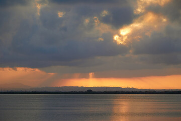 Naklejka premium Wonderful view of the setting sun behind gray clouds