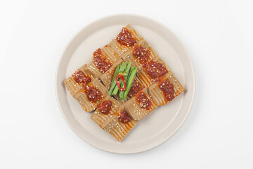 A side dish made with acorn jelly mixed with various vegetables and seasonings.