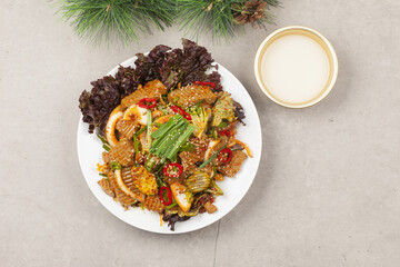 A side dish made with acorn jelly mixed with various vegetables and seasonings.