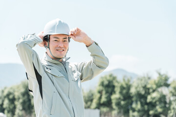 林業・環境保護・工事現場にいる作業着の男性
