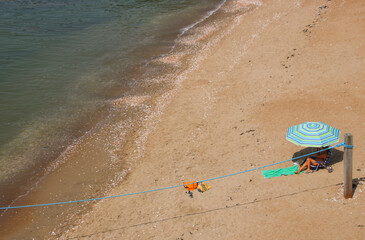 Paysage de bord de mer, près de Pornic, côte française d'Atlantique, vacances. Parasol, plage de...