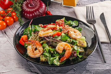 Salad with prawn and quinoa