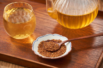 香ばしい香りが広がる蕎麦茶 - 日本の伝統的な健康茶