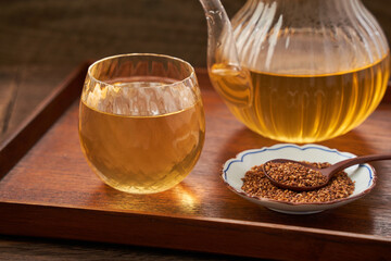 香ばしい香りが広がる蕎麦茶 - 日本の伝統的な健康茶