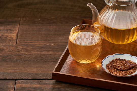 香ばしい香りが広がる蕎麦茶 - 日本の伝統的な健康茶