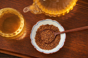 香ばしい香りが広がる蕎麦茶 - 日本の伝統的な健康茶