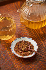 香ばしい香りが広がる蕎麦茶 - 日本の伝統的な健康茶