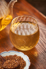 香ばしい香りが広がる蕎麦茶 - 日本の伝統的な健康茶