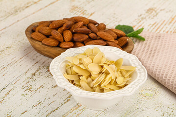 Sliced almond nut for culinary