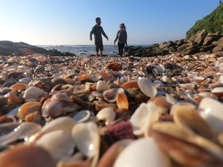 casal em praia de conchinhas em itanhaém, são paulo
