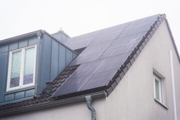 Solarpanele auf einem Dach eines Einfamilienhaus im Nebel in Düsseldorf, Deutschland