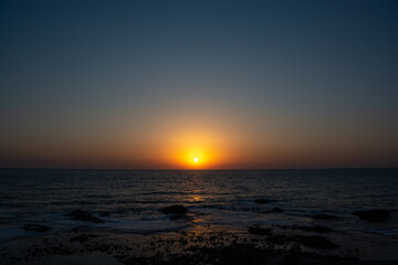 静かな海に沈む夕陽
