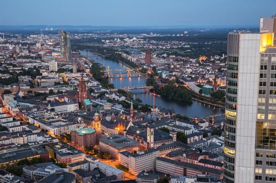 Zeitraffer: Abendlicher Blick vom Maintower &uuml;ber Frankfurt mit Paulskirche, EZB und Main