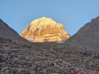 heiliger Berg Kailash in Tibet golden im Morgenlicht