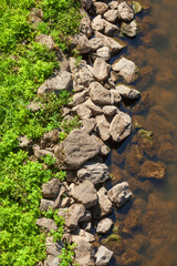 Böschung mit Steinen an einem Fluss aus der Vogelsperspektive, Deutschland