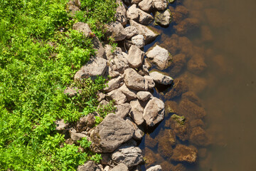 Böschung mit Steinen an einem Fluss aus der Vogelsperspektive, Deutschland