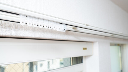 シンプルな窓とカーテンレール