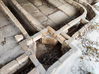 Concrete burrows used for trapping hunting dogs in wild animal pursuits