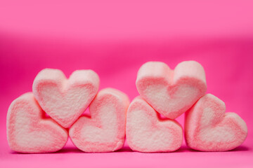 Fototapeta premium sweet heart shape of marshmallows on pink background.