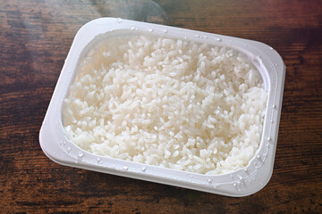 湯気が昇る温かいレトルトご飯