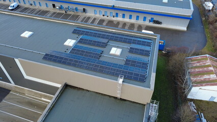 Obraz premium Vue aérienne bâtiment industriel avec centrale de panneaux solaires photovoltaïques