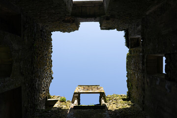 dans une tour d'un chateau en ruine