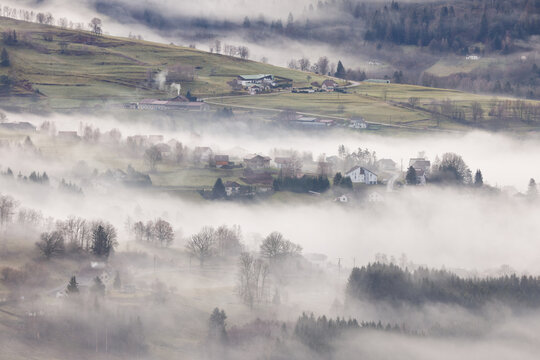 Maisons dans la brume