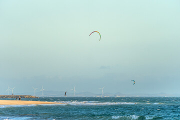 Surfer - Kitsurfer bei Rota, Stadt im Südwesten, Spanien, Andalusien in der Provinz Cádiz / Costa de la Luz /