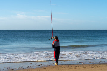 Fischer am Strand von Rota, Stadt im Südwesten, Spanien, Andalusien in der Provinz Cádiz / Costa de la Luz