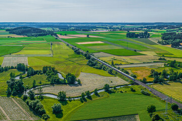 Die Gemeinde Gessertshausen im schwäbischen Schmuttertal westlich von Augsburg von oben