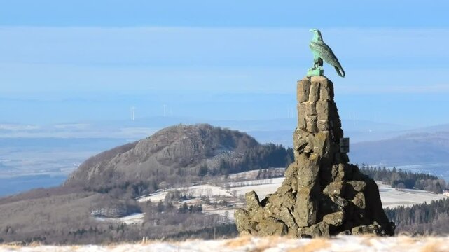 Fliegerdenkmal auf der Wasserkuppe, Wahrzeichen der Rh&ouml;n, Adlerskulptur, Im Hintergrund die Milseburg