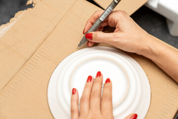 DIY cardboard cutting utility knife, drawing precise circular shapes for crafting, recycling,...