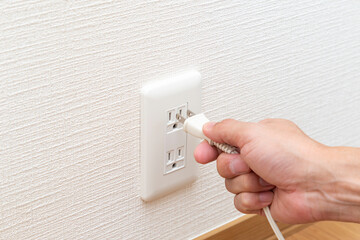 コンセントを差し込む手元