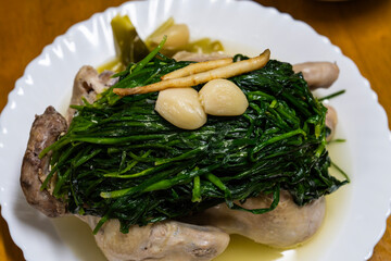 boiled chicken and chives with garlic, ginseng and bay leaf