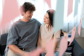 Obraz premium A young couple with Valentine's Day activities at home