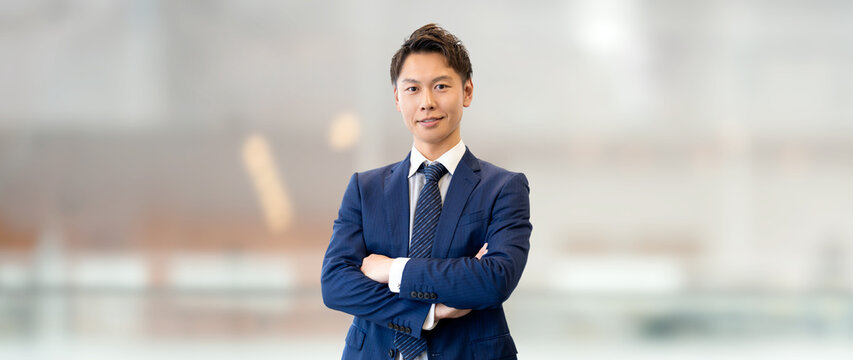 腕組みをする男性ビジネスマン