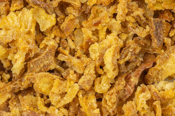 gros plan sur un tas d'oignons frits