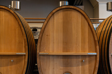 Atelier de tonnellerie où des artisans fabriquent des tonneaux en bois avec des techniques...