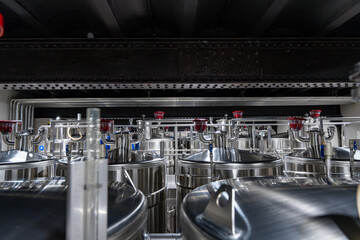 Cuverie en inox dédiée à la vinification du champagne, avec des cuves métalliques reflétant...