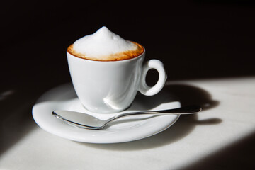 Taza de café sobre fondo oscuro